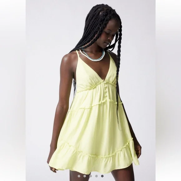 green emerald velvet dress Dress Casual Short By Urban Outfitters In Green, Size:Xs  Clothes Mentor  Mayfield Heights OH